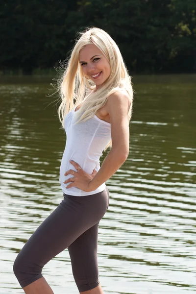 湖で陽気なブロンドの女の子 — ストック写真