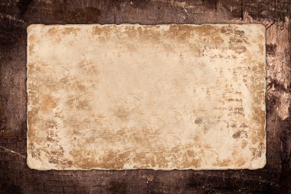 Ahşap üzerine yıpranmış eski kağıt — Stok fotoğraf