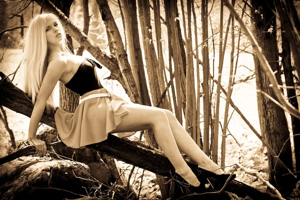 Vonzó szőke lány, egy szabadtéri ruha — Stock Fotó