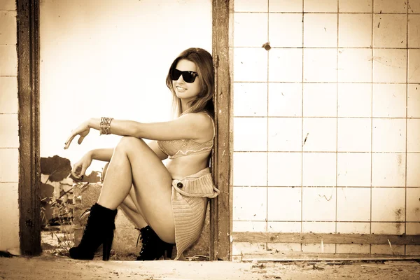 Bardzo wysoka brunetka w okulary przeciwsłoneczne — Zdjęcie stockowe
