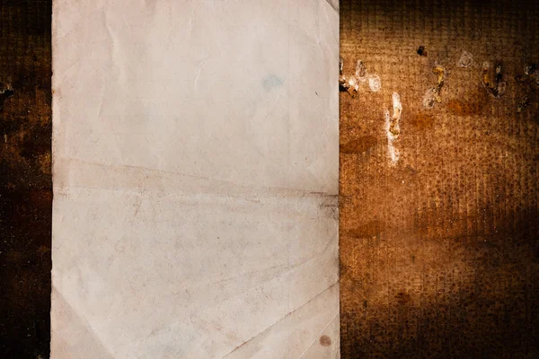 韦瑟德旧纸张在木头上 — 图库照片
