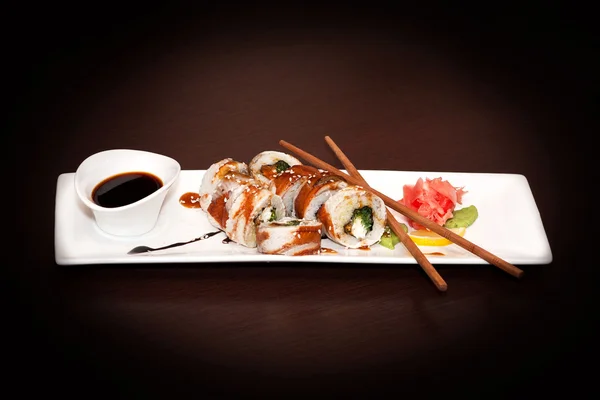 Rouleaux de sushi à la sauce — Photo