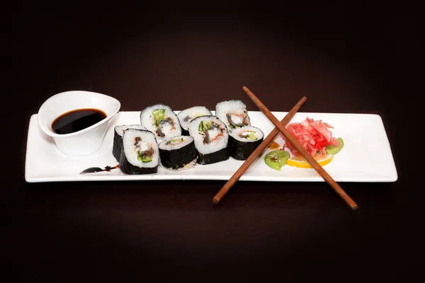 Délicieux sushi serti d'une sauce soja — Photo