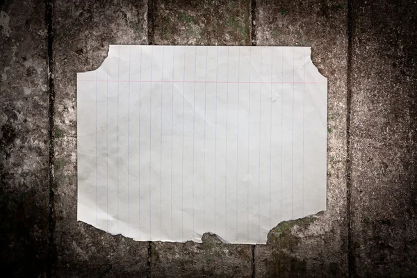Koyu ahşap arka plan üzerinde buruşuk eski kağıt levha — Stok fotoğraf
