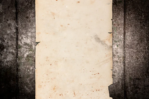 Eski kağıt koyu arka plan üzerinde buruşuk — Stok fotoğraf