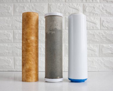 Su arıtma için kullanılan kartuşlar. Mekanik kirlilik, klor ve inorganik kirlilikten su arındırma için ev yapımı ters osmoz sistemi için üç fişek..