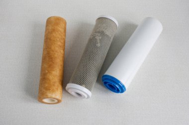 Su arıtma için kullanılan kartuşlar. Mekanik kirlilik, klor ve inorganik kirlilikten su arındırma için ev yapımı ters osmoz sistemi için üç fişek..