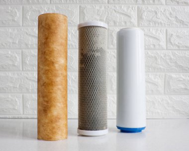 Su arıtma için kullanılan kartuşlar. Mekanik kirlilik, klor ve inorganik kirlilikten su arındırma için ev yapımı ters osmoz sistemi için üç fişek..