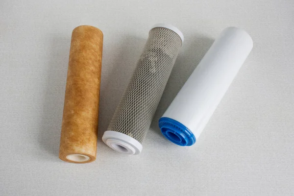 Su arıtma için kullanılan kartuşlar. Mekanik kirlilik, klor ve inorganik kirlilikten su arındırma için ev yapımı ters osmoz sistemi için üç fişek..