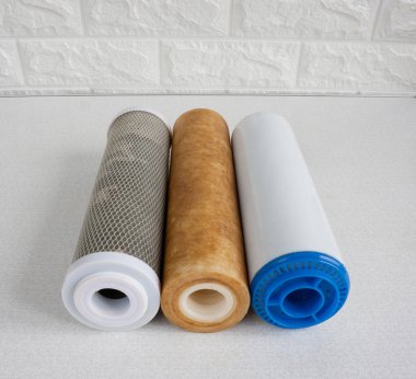 Su arıtma için kullanılan kartuşlar. Mekanik kirlilik, klor ve inorganik kirlilikten su arındırma için ev yapımı ters osmoz sistemi için üç fişek..