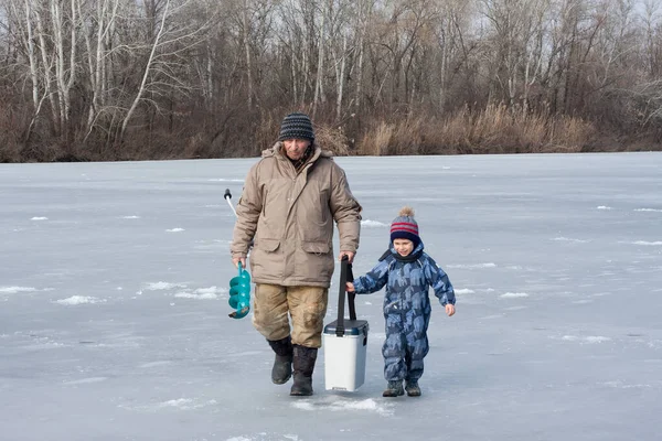 Grootvader Kleinzoon Lopen Langs Ijsrivier Voor Winter Ijsvissen Een Oudere — Stockfoto