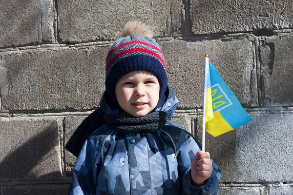 Słodkie Dziecko Trzyma Flagę Ukrainy Ręku Portret Chłopca Bliska Uśmiechnięty — Zdjęcie stockowe