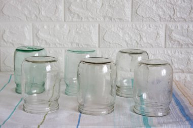 Birkaç tane temiz, boş yarım litrelik cam kavanoz mutfak masasının üzerinde baş aşağı duruyor. Böğürtlen, meyve ve sebzeleri koruma zamanı.