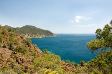 Güzel deniz manzarası. Bir tepenin üzerinden Akdeniz manzarası. Açık havada sakin deniz manzaralı bir kartpostal. Yürürken Lycian Yolu, Antalya, Kemer, Türkiye. Bahar