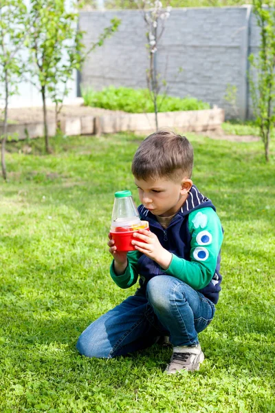 Дошкільний Хлопчик Тримає Руках Навчальну Іграшкову Колбу Збільшувальними Окулярами Спостереження — стокове фото