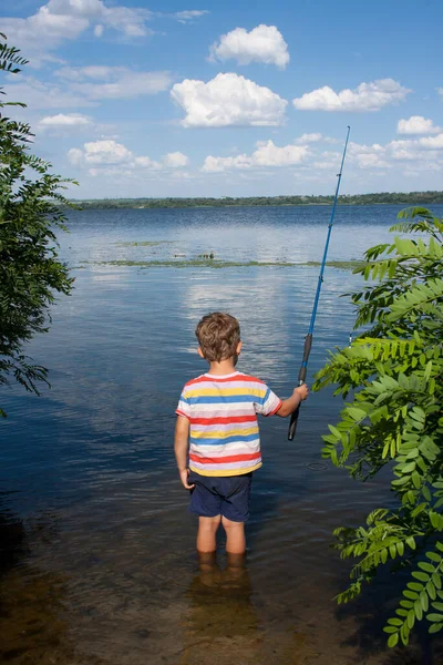 Preschool Child Fishing River Sunny Summer Day Boy Casts Fishing — Φωτογραφία Αρχείου
