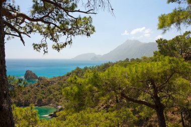 Resimli deniz manzarası. Baharın güneşli bir gününde Akdeniz koyları ve dağların tepesinden manzarası. Yürürken Lycian Yolu, Antalya, Kemer, Türkiye.