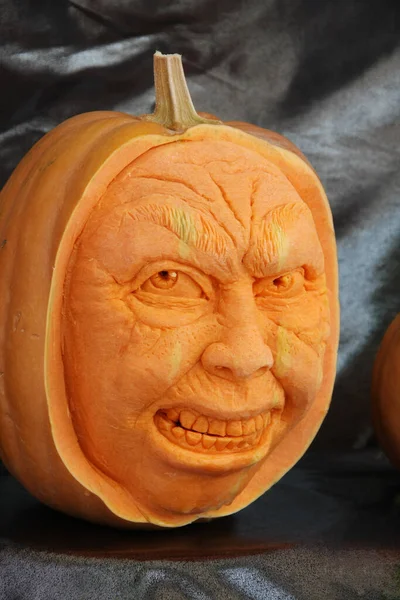 Calabaza Halloween Cerca Sobre Fondo Negro Cara Hombre Está Tallada —  Fotos de Stock