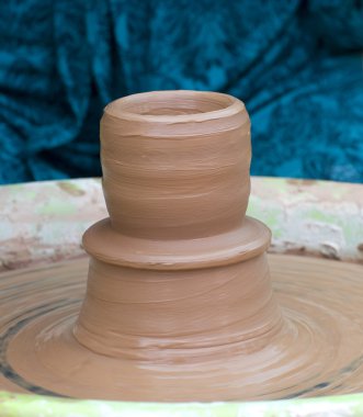 çember üzerindeki toprak bir kavanoz