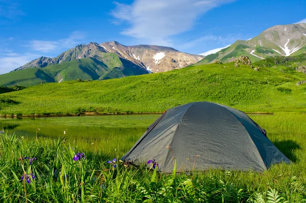 Tourist tent in the in mountains, blue sky and lake — Stock Photo, Image