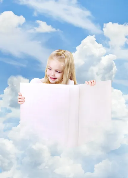 Menina e livro nas nuvens — Fotografia de Stock