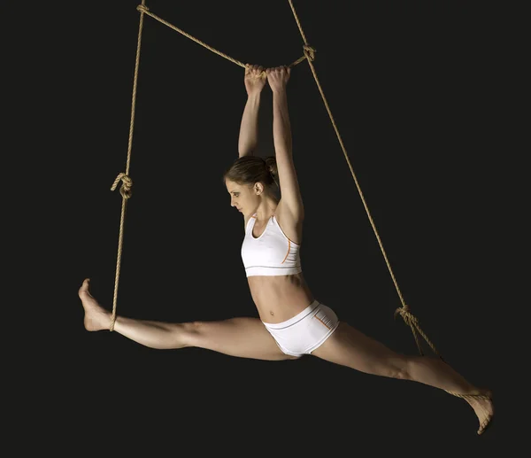 Jovem mulher ginasta . — Fotografia de Stock