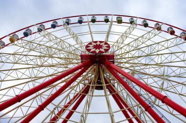 renkli dönme dolap ve mavi gökyüzü