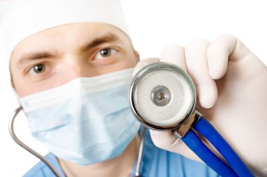 bir elinde stetoskop ile genç bir doktor