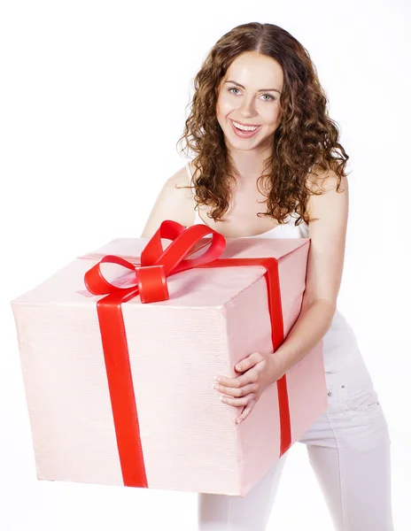 The beautiful girl smiling holds a gift in a box — Stock Photo, Image
