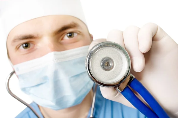 Un médico joven con un estetoscopio en la mano — Foto de Stock