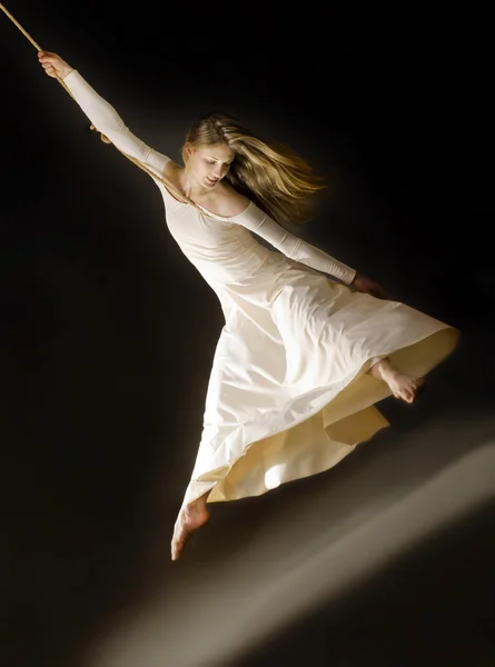 Attraktive tanzende Frau am Seil — Stockfoto