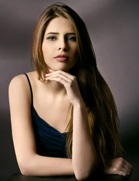 Retrato de uma menina bonita com cabelo comprido. — Fotografia de Stock