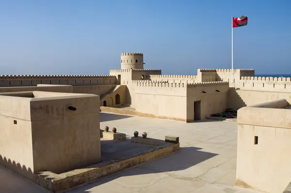 Fortificação de adobe histórico, torre de vigia do Castelo de Sunaysilah ou — Fotografia de Stock