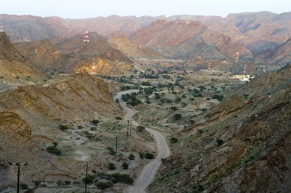 Route sinueuse en soirée dans les montagnes Oman — Photo