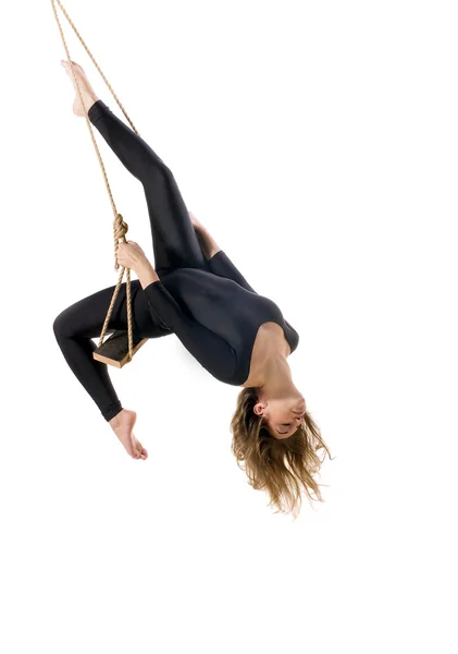 ロープの上の若い女性の体操 — ストック写真