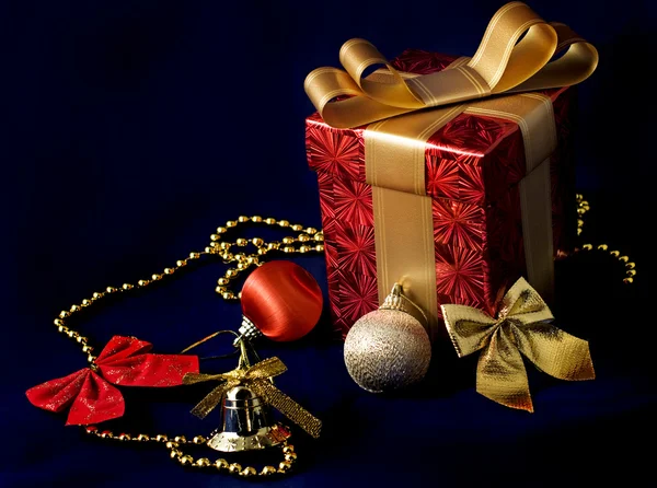 Подарункова коробка та різдвяні прикраси — стокове фото