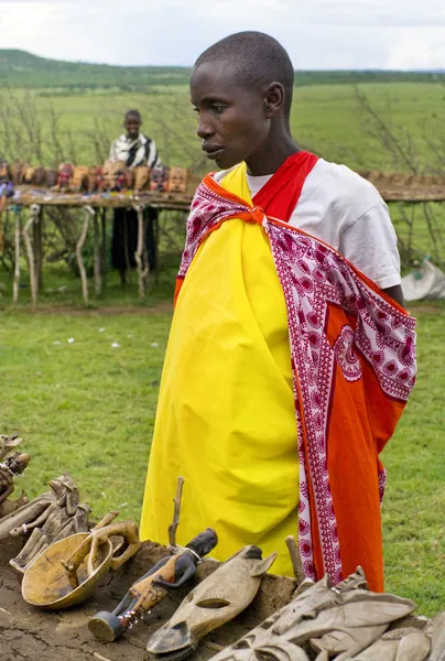 Vrouw verkoopt traditionele souvenirs in Masai mara, Kenia — Stockfoto