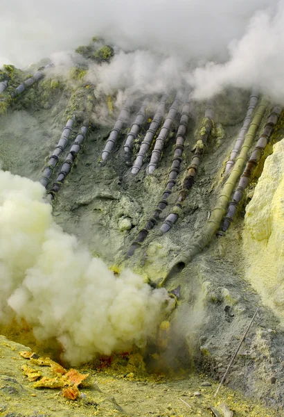 Estrazione dello zolfo all'interno del cratere Kawa Ijen — Foto Stock