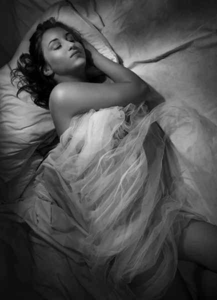 Gece yatakta uyuyan genç kadın — Stok fotoğraf