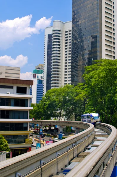 Vlak přijíždí na vlakové nádraží. Kuala lumpur — Stock fotografie