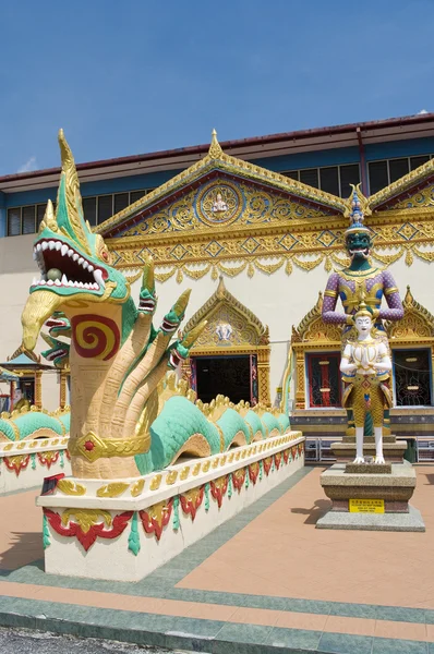 Scultura al tempio tailandese Wat Chayamangkalaram sull'isola di Pena — Foto Stock