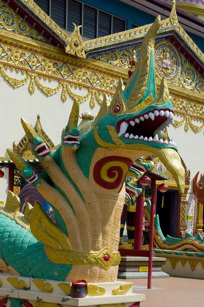 Skulptur på den thailändska templet wat chayamangkalaram på ön pena — Stockfoto