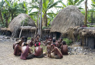 kadınların geleneksel kıyafetleri ve boyama Papua kabile