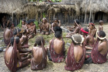 kadınların geleneksel kıyafetleri ve boyama Papua kabile