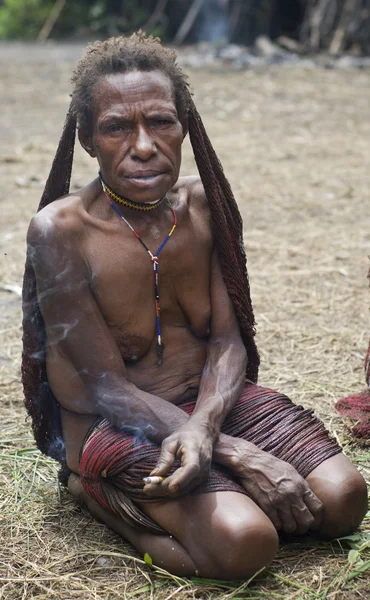ผู้หญิงของชนเผ่าปาปัวในเสื้อผ้าแบบดั้งเดิม — ภาพถ่ายสต็อก