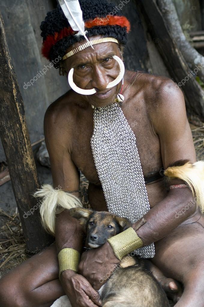 El hombre de una tribu de Papua en ropa tradicional y para colorear en Foto editorial de stock Byelikova 21569427