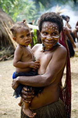 kimliği belirsiz bir kadın çocuk Papua kabile ile