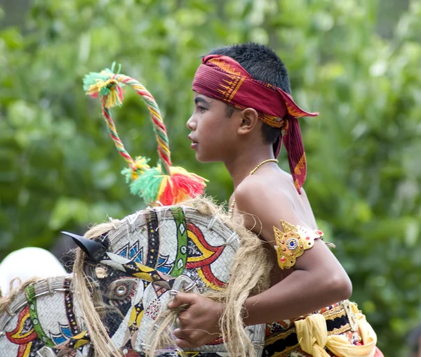 Bailarina tradicional en traje colorido se realiza la danza para t — Foto de Stock