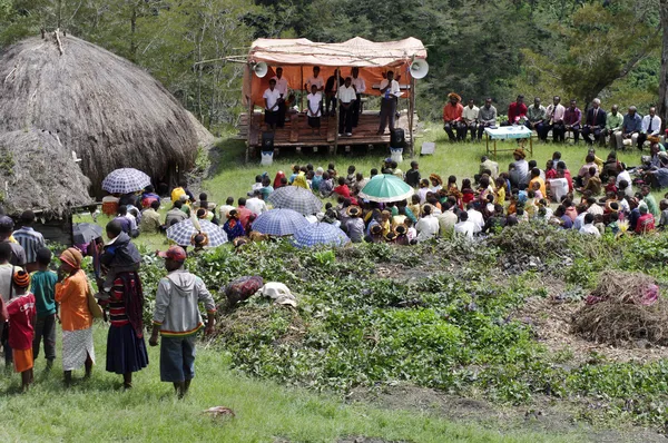 Christian prédikál a Pápua faluban — Stock Fotó