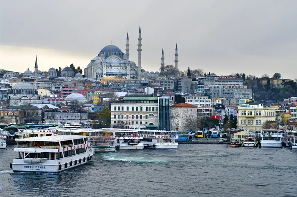 Eminönü yeni cami ve galata Köprüsü yakınlarında Port yolcu vapurları
